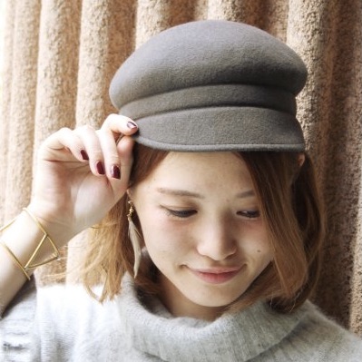 グレーのキャスケットをかぶった女性