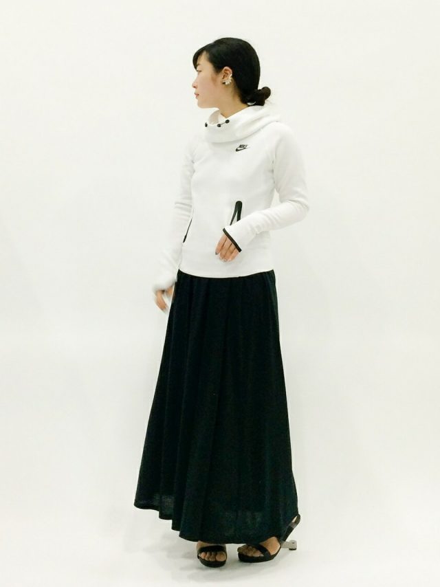 Nike ナイキ のパーカーで逆に女っぽいコーデ その秘密は Lamire ラミレ