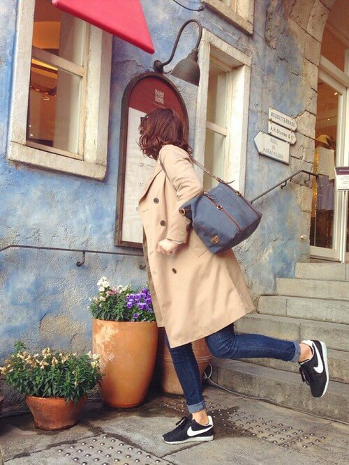 トレンチコートの新常識 スニーカーとの着こなしをボトムス別に紹介 Lamire ラミレ