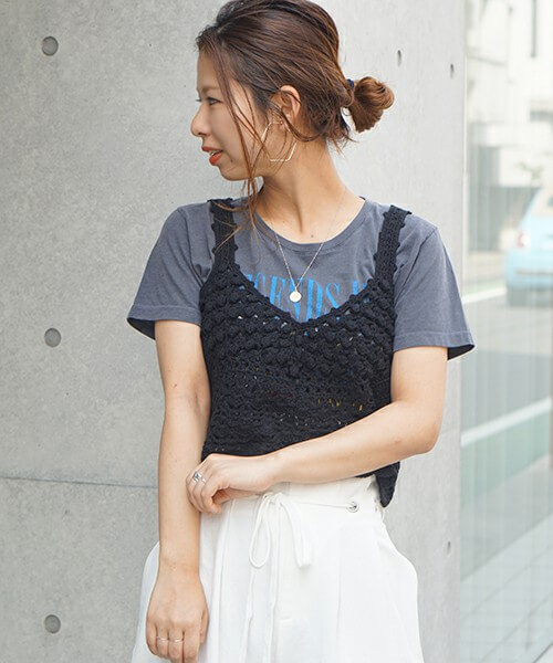 ニットビスチェの正解コーデって 定番トップスに重ねるだけでok Lamire ラミレ