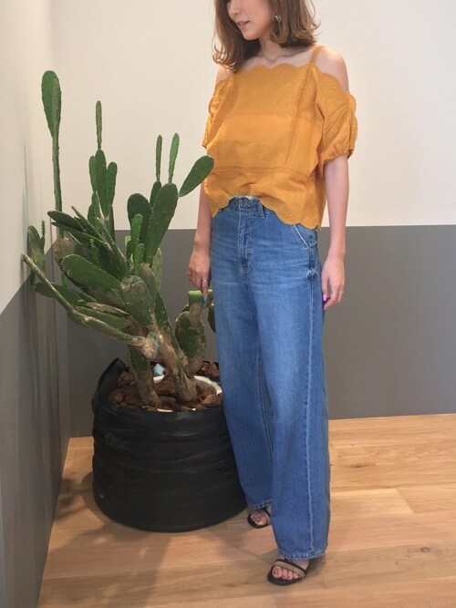 肩出しトップスのおすすめ11選 流行りの人気アイテムの着こなし方を紹介 Lamire ラミレ