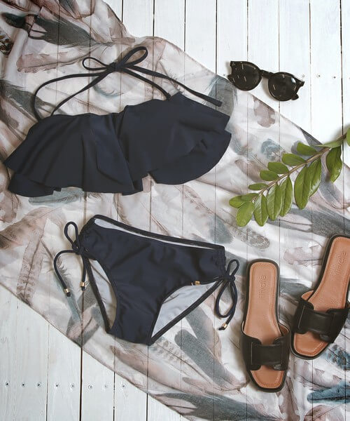 水着選びで迷ったら黒がおすすめ 大人女子に似合うのはこんなやつ Lamire ラミレ