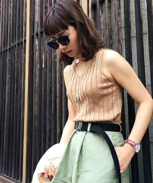 ベージュトップスのコーデ16選 大人のデキる女風に着こなす夏 Lamire ラミレ