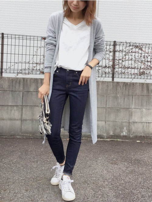夏の定番 白tシャツ デニム コーデは 秋ならこう着こなす Lamire ラミレ