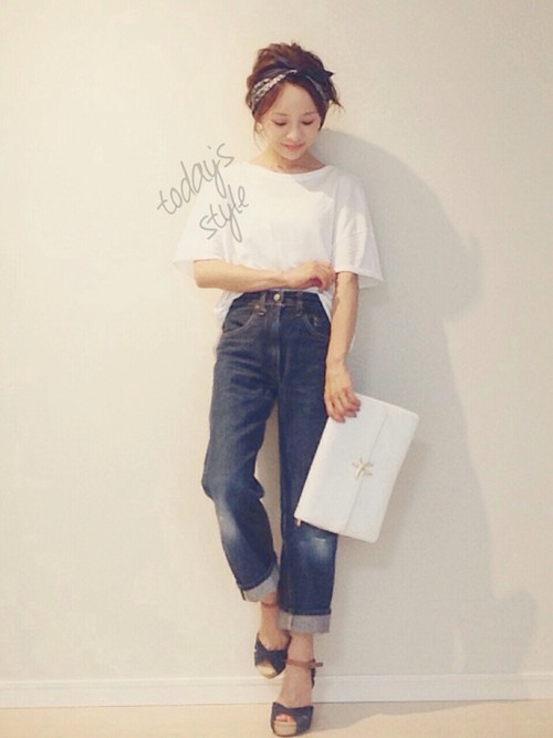 白tシャツ デニムのシンプルコーデこそ工夫を 差がつく夏の着こなし Lamire ラミレ