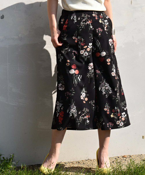 花柄ワイドパンツのコーデ特集 大人おしゃれの作り方を伝授 Lamire ラミレ