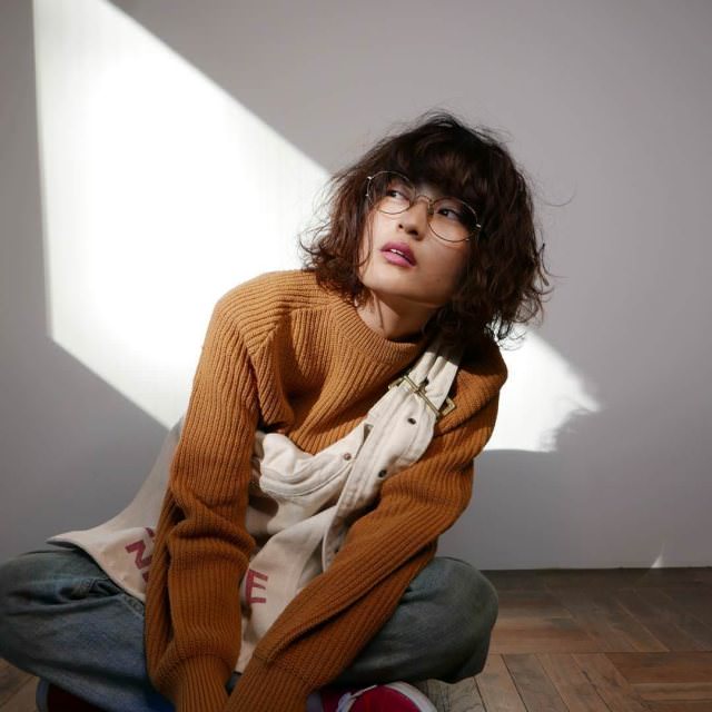 ボーイッシュなラフボブヘアの女性