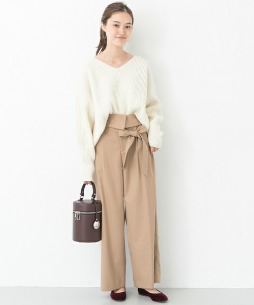 軽やかにキメて ベージュワイドパンツはどんな秋トップスとコーデする Lamire ラミレ