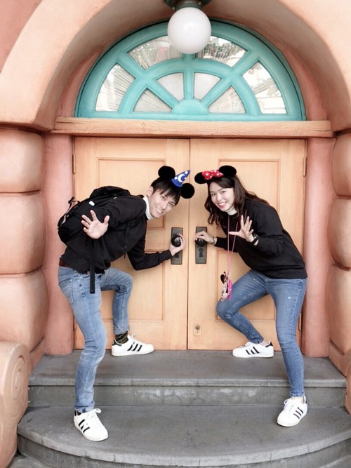 ディズニーペアールック12選 カップルでお揃い 秋冬が楽しくなるコーデまとめ Lamire ラミレ