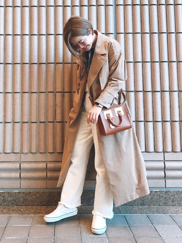 まだ肌寒い日 トップスは冬服でも 白パンツ を履けばコーデが春めく Lamire ラミレ