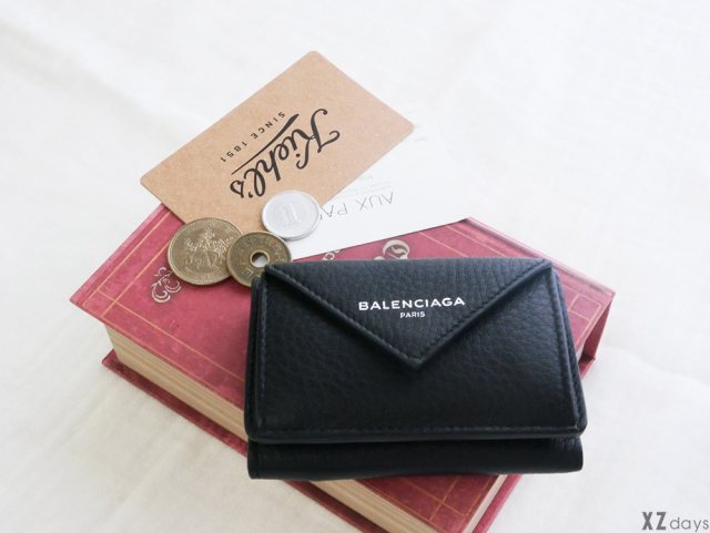 ミニ財布と本とコイン