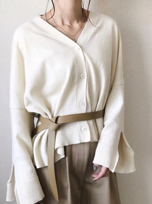 実は着回し力高め 春コーデの主役はvネックカーディガンで決まり Lamire ラミレ