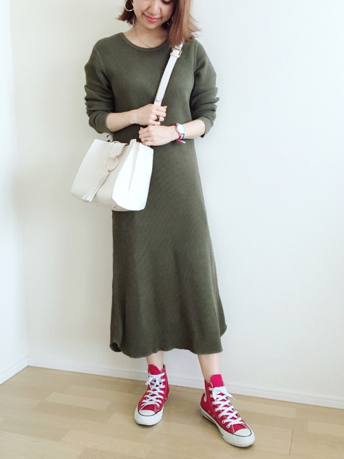 赤色を効かせたコンバースのコーデ 大人かわいいスニーカーの着こなし術 Lamire ラミレ
