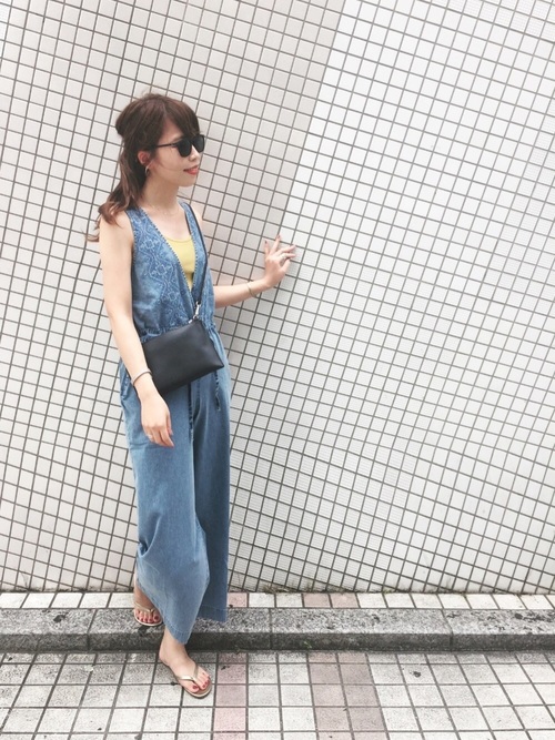 デニムサロペットのレディースコーデ10選 春夏の大人きれいな着こなし方 Lamire ラミレ