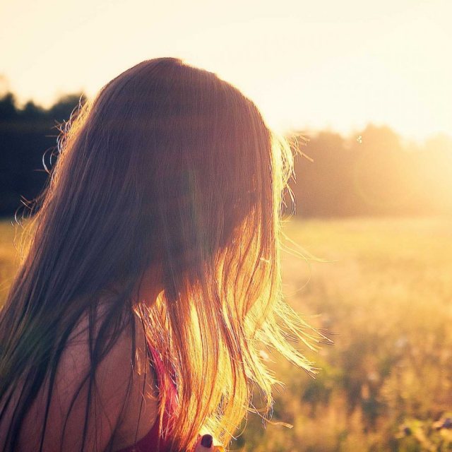 女性と夕日