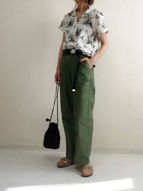 開襟シャツの レディースコーデ特集 大人カジュアルな着こなし方を紹介 Lamire ラミレ