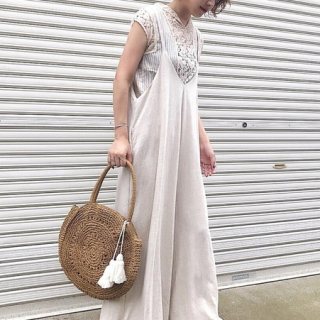 アイボリー色に合う色は10色 何色の服 ファッションコーデに組み合わせるのが正解 Lamire ラミレ