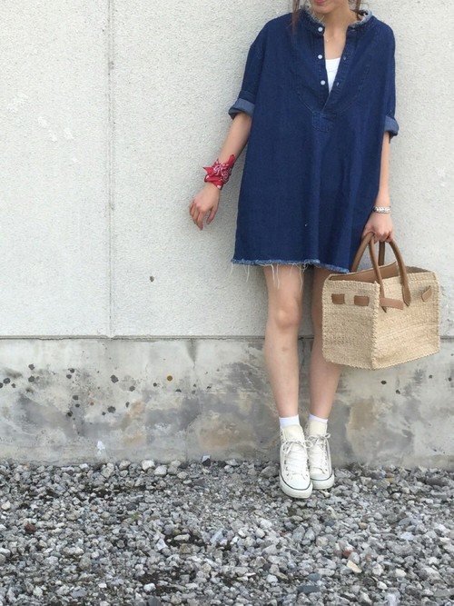 デニムワンピースのレディース夏コーデ 大人っぽいデニムワンピ 着こなし方 Lamire ラミレ