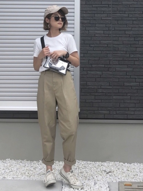 白tシャツの選び方 二の腕 肩幅をカバーする着こなしテクを紹介 Lamire ラミレ