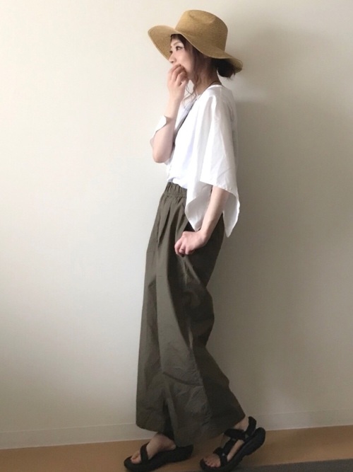 白tシャツの選び方 二の腕 肩幅をカバーする着こなしテクを紹介 Lamire ラミレ