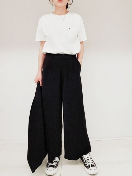 白tシャツの選び方 二の腕 肩幅をカバーする着こなしテクを紹介 Lamire ラミレ