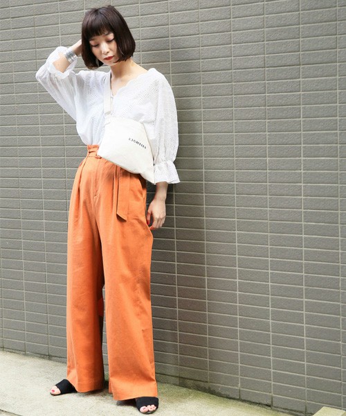 カラーパンツのレディースコーデ集 大人女子に人気のカラーを激選 Lamire ラミレ