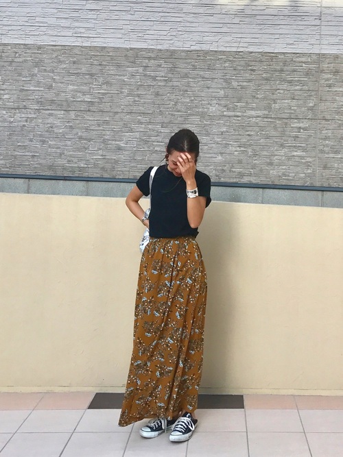 秋色カラーの服が気になる あえて夏に着る秋色ファッションがおしゃれなんです Lamire ラミレ