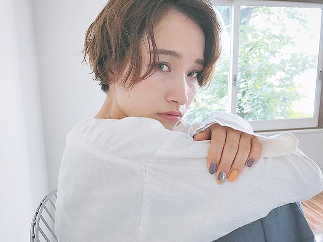 外国人風かきあげバングのショートヘアスタイルの髪型の女性