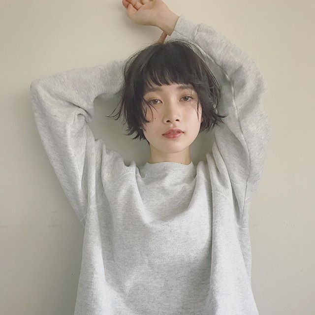 ショートバングの黒髪ショートヘアスタイルの髪型の女性