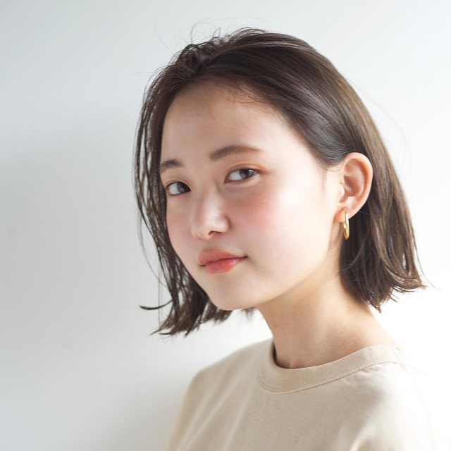 丸顔さんに似合うボブヘアは おしゃれ女子に人気の髪型 ヘアスタイル別に紹介 Lamire ラミレ