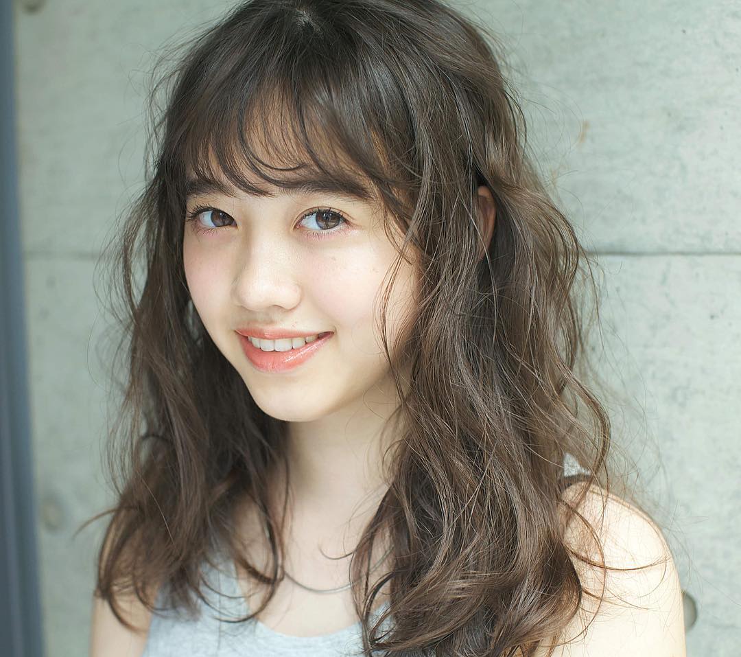 丸顔に似合う セミロング の髪型はこれ 前髪なし あり別最新小顔ヘアスタイル Lamire ラミレ