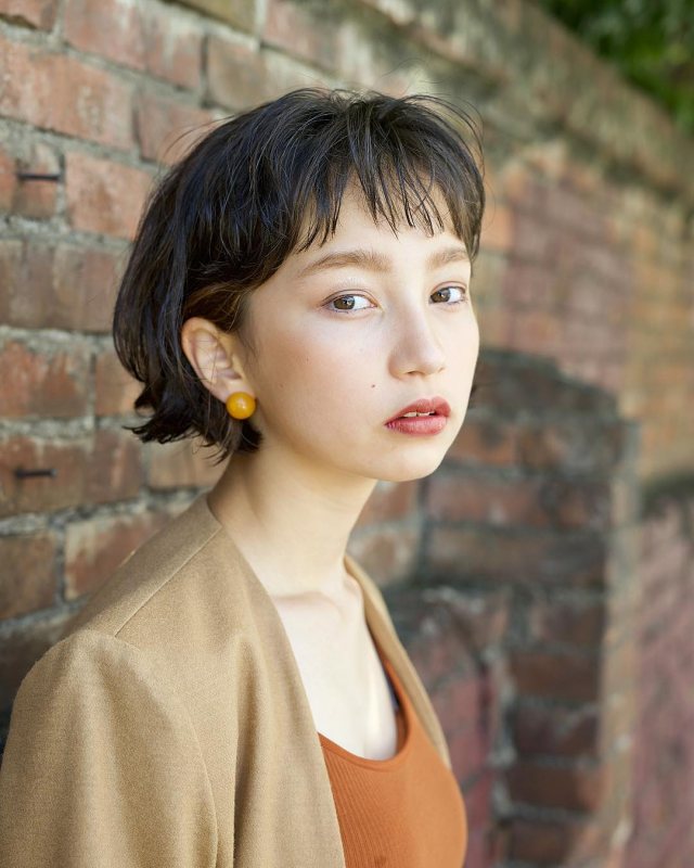 丸顔さんに似合うのは黒髪だった おしゃれ女子に人気の髪型 ヘアスタイル集 Lamire ラミレ
