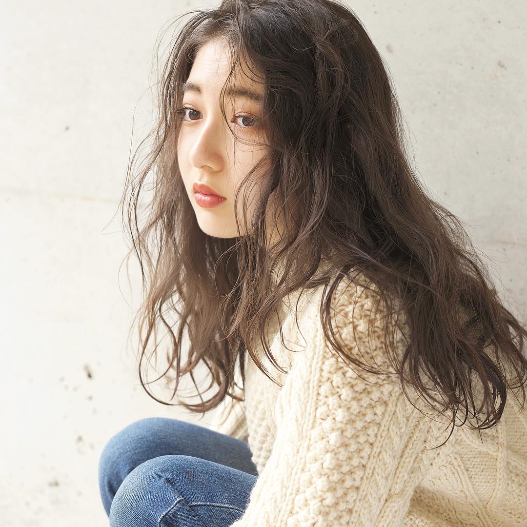 丸顔に似合う セミロング の髪型はこれ 前髪なし あり別最新小顔ヘアスタイル Lamire ラミレ