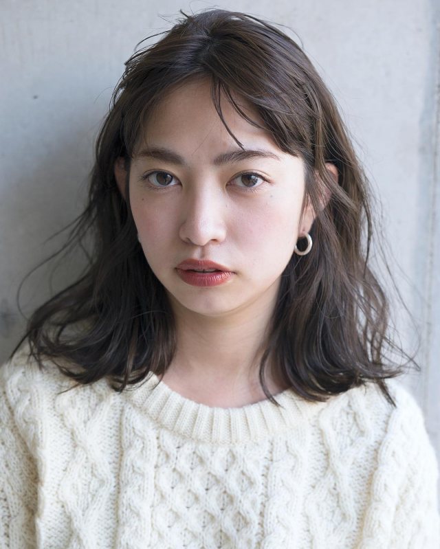 丸顔に似合う ミディアム の髪型はこれ 黒髪 パーマ 外ハネなど小顔見えするヘアスタイル Lamire ラミレ