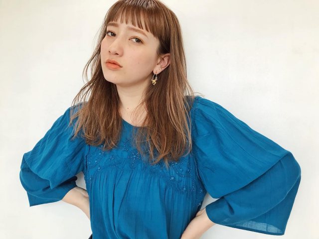 アラサー女子に似合う髪型のオン眉前髪のロングヘアスタイルにした女性の画像