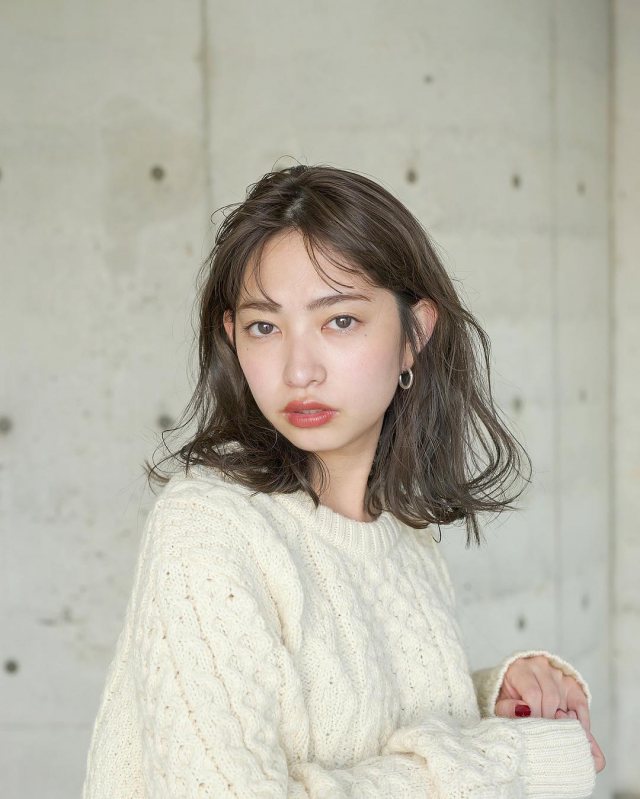 アラサー女子に似合う髪型のパーマミディアムヘアスタイルにした女性の画像