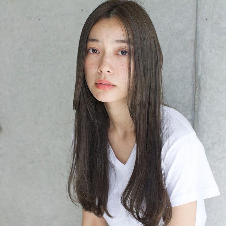 丸顔女子に似合うロングヘアは 小顔見えする髪型 おしゃれなヘアスタイルまとめ Lamire ラミレ