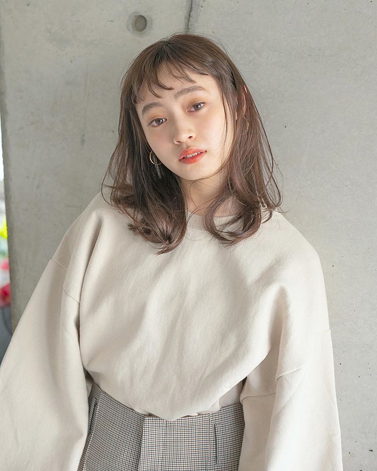 オン眉前髪のロブヘアスタイルの髪型を平巻きで巻いたイメージ画像