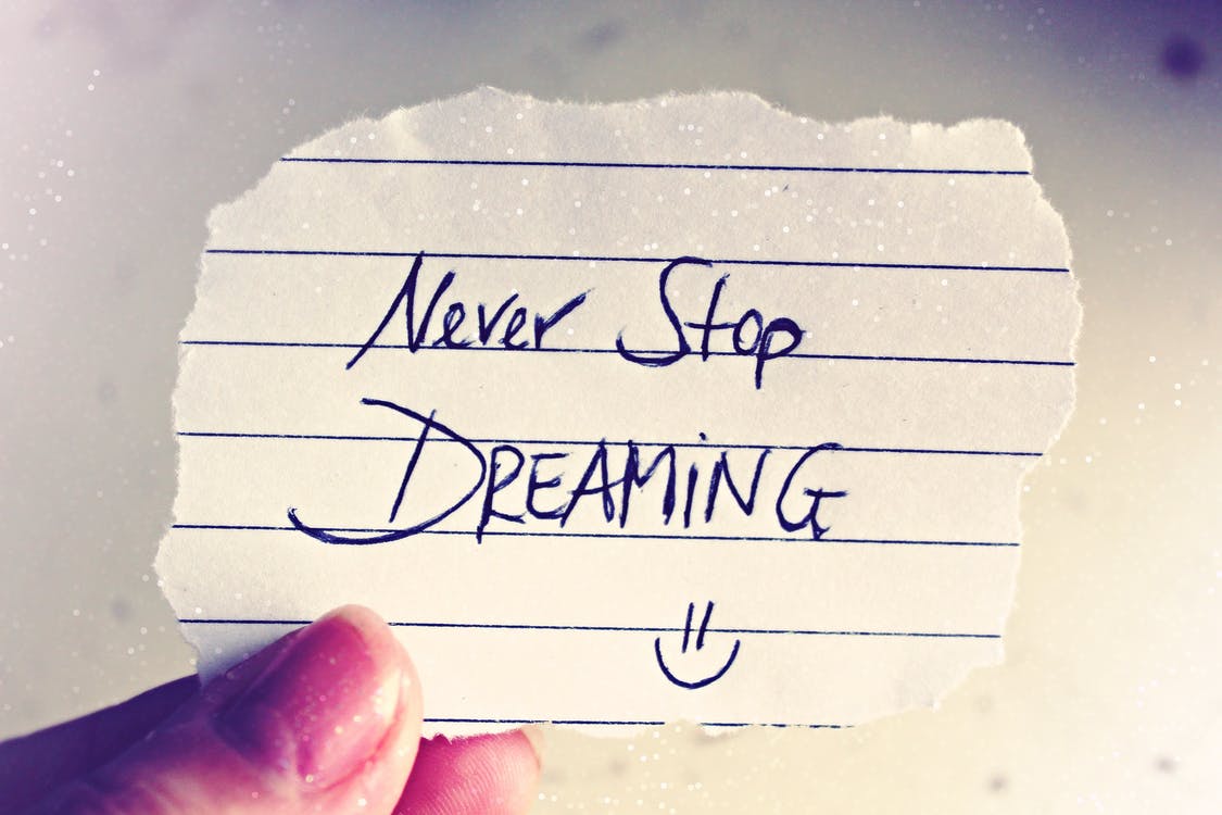 「Never stop dreaming（夢を諦めない）」と書かれたメモ紙