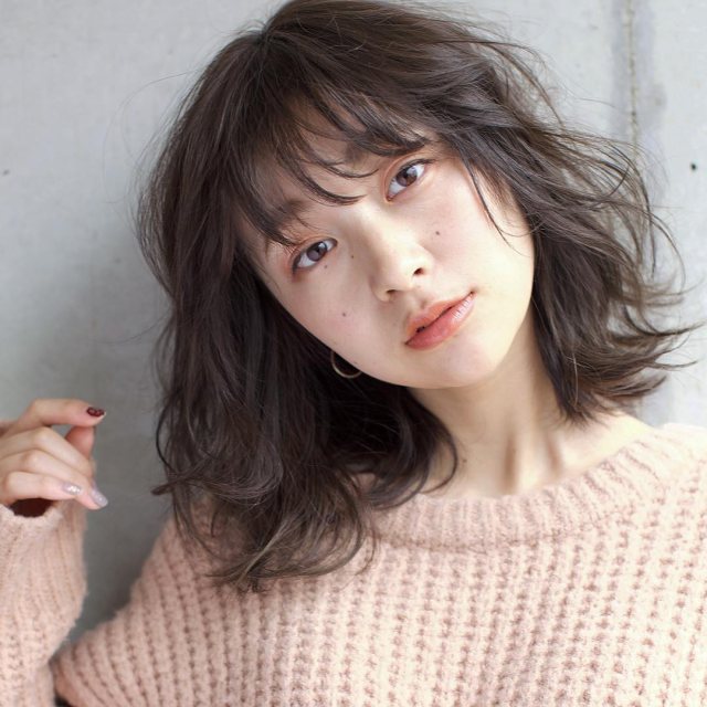 アラサー女子に似合う暗めな髪色のアッシュカラーにしたボブヘアスタイルの女性の画像