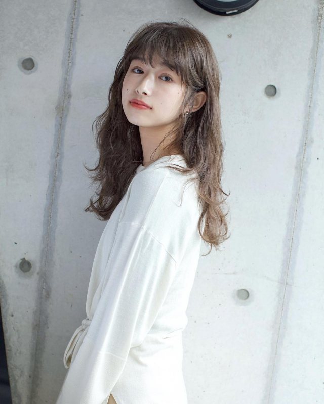 アラサー女子に似合う髪色の暗めなグレージュカラーにしたロングヘアスタイルの女性の画像