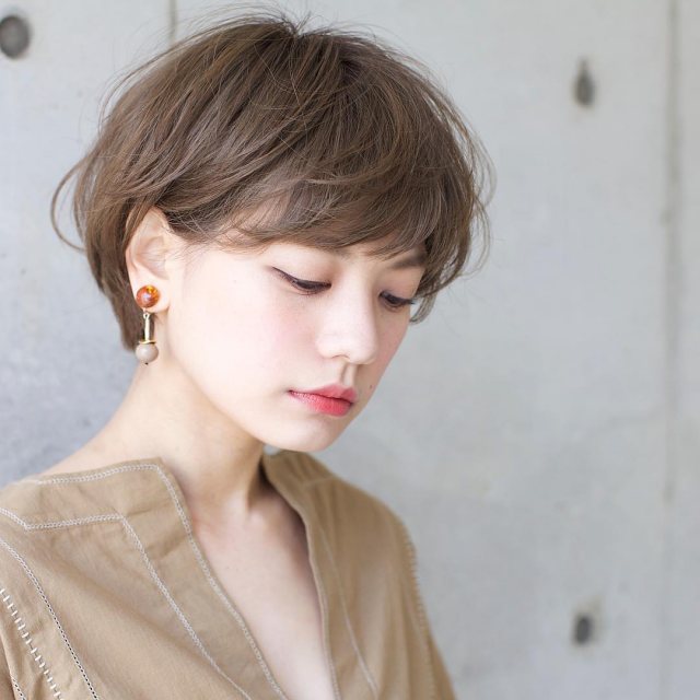 アラサー女子に似合う明るめな髪色のライトブラウンカラーにしたショートヘアスタイルの女性の画像