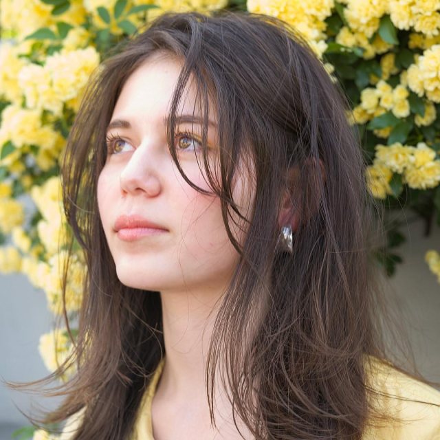 丸顔女子に似合う ストレート ロングヘアスタイル 小顔見えが叶う前髪なし 黒髪の髪型 Lamire ラミレ