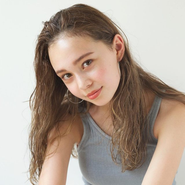 丸顔女子に似合う パーマロングヘアスタイル 黒髪 前髪あり なし別小顔見えヘアカタログ Lamire ラミレ