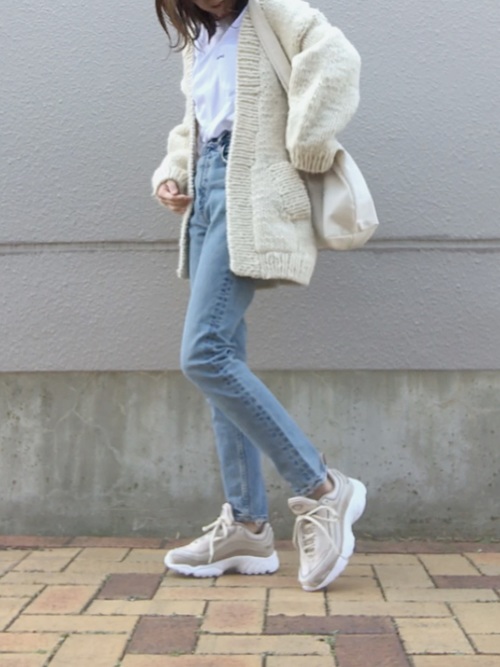 即 春っぽ見え コーデの足元はベージュスニーカーにお任せあれ Lamire ラミレ