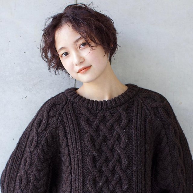 丸顔さんに似合う前髪なしのショートヘアスタイルを作るポイントのサイドの髪の毛で輪郭をカバーしたイメージ画像