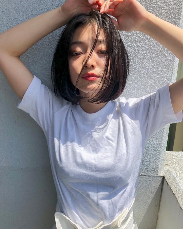 丸顔さんに似合う髪型の前髪なしのストレート黒髪ボブヘアスタイルにした女性の画像