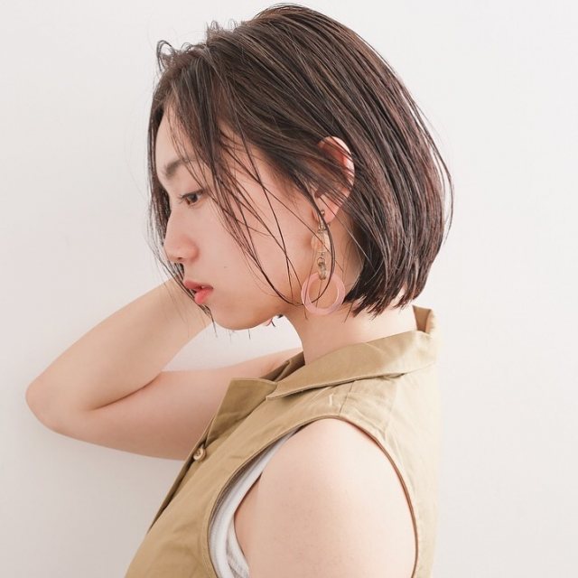 丸顔さんに似合う髪型の前髪なしのストレートボブヘアスタイルにした女性の画像