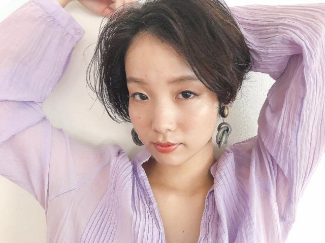 丸顔さんに似合う前髪なしのショートヘアスタイルを作るポイントのトップにボリュームを出したイメージ画像