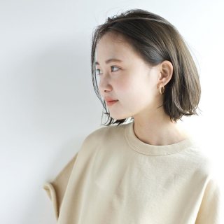 丸顔さんに似合う髪型の前髪なしのワンレンボブヘアスタイルにした女性の画像